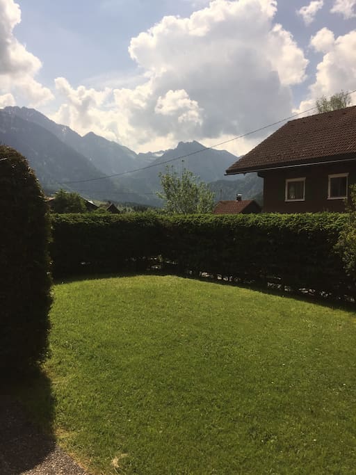 Blick von der Terrasse im Sommer