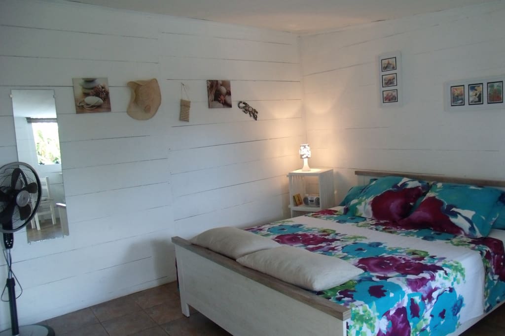 un grand lit et une déco simple et agréable