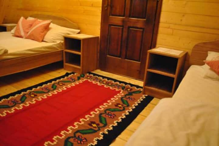 ห้องนอน (เตียงคู่ + เตียงเดี่ยว )/ ห้องนอน (เตียงฝรั่งเศส + เตียงเดี่ยว)