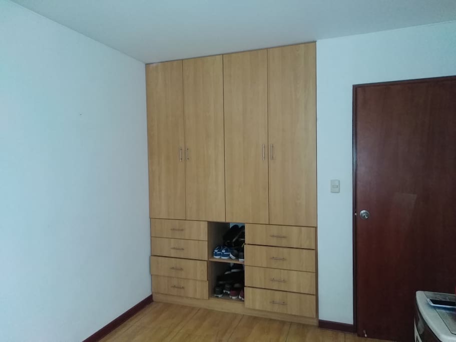 Closet con 13 comparticiones para que puedas guardar cómodamente todas tus pertenencias.