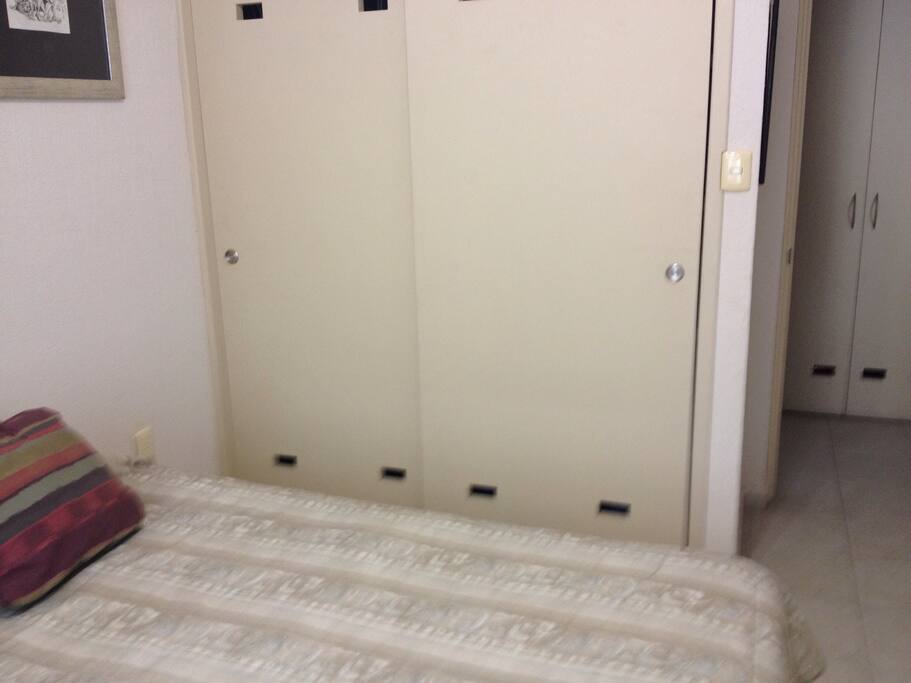 Closet cerca de cama