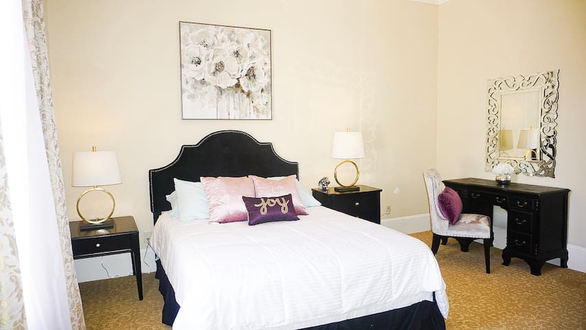 204 Mansion Suite (Breakfast Included)