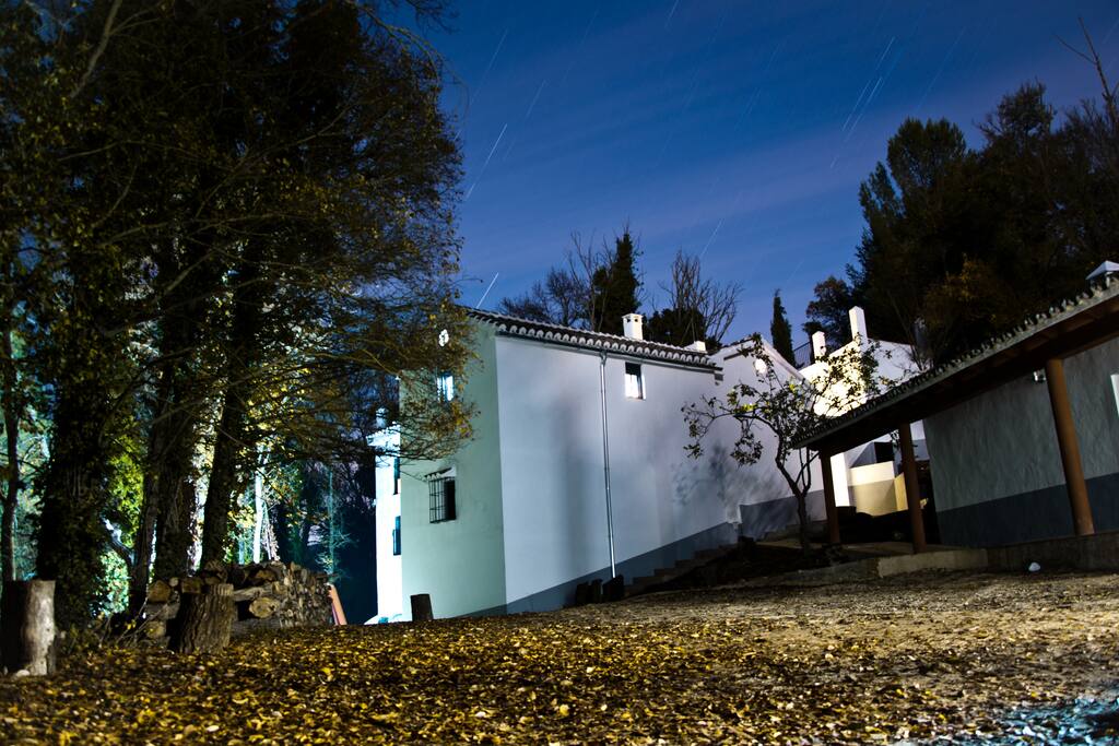 Molino de madaura en la noche