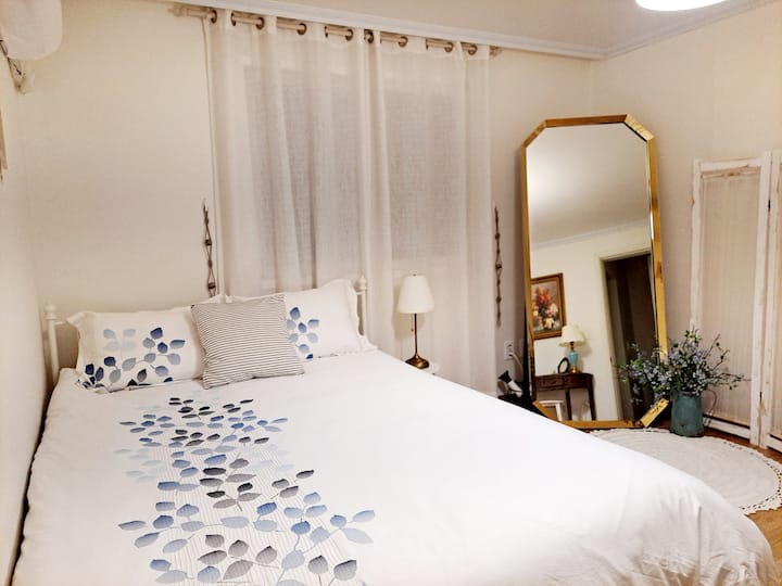 [غرفة النوم الرئيسية]
- سرير بحجم كبير
- بالنسبة للضيوف الإضافيين ، يتم توفير بطانيات وبطانيات
- مرآة مرآة ، مجفف
- متصل بالحمام الثاني