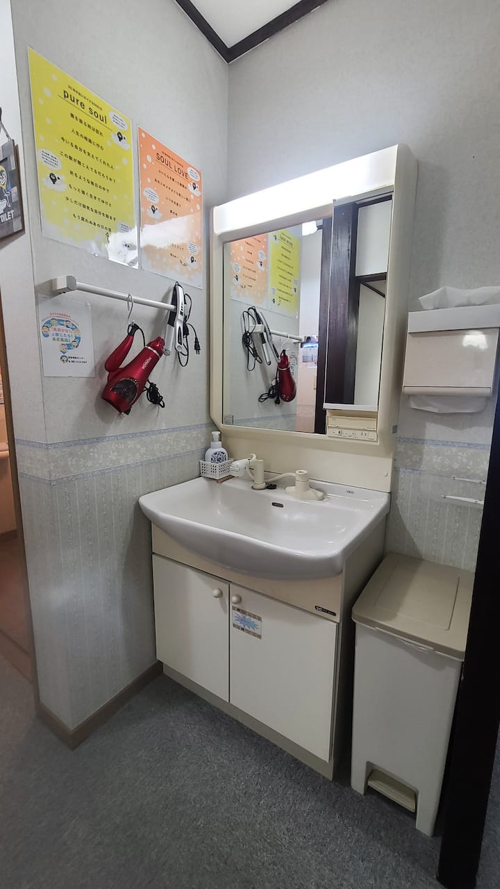 1階洗面台
ドライヤー・ヘアアイロンあります