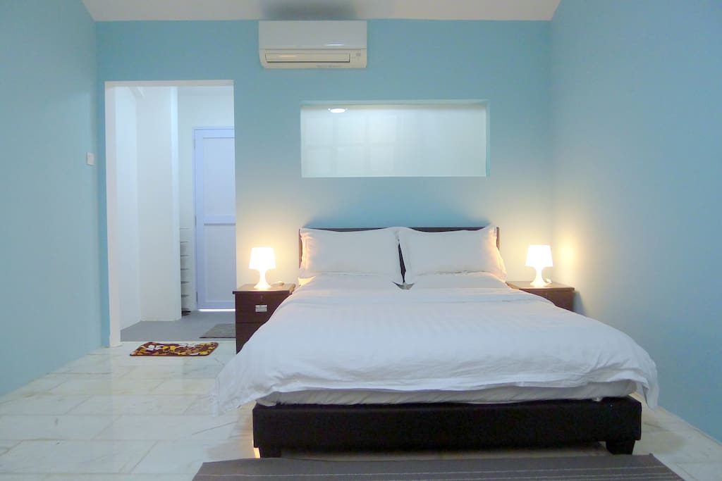 Spacious and Quiet room with Comfortable Queen-sized bed
宽敞而安静的客房配有舒适的大号床