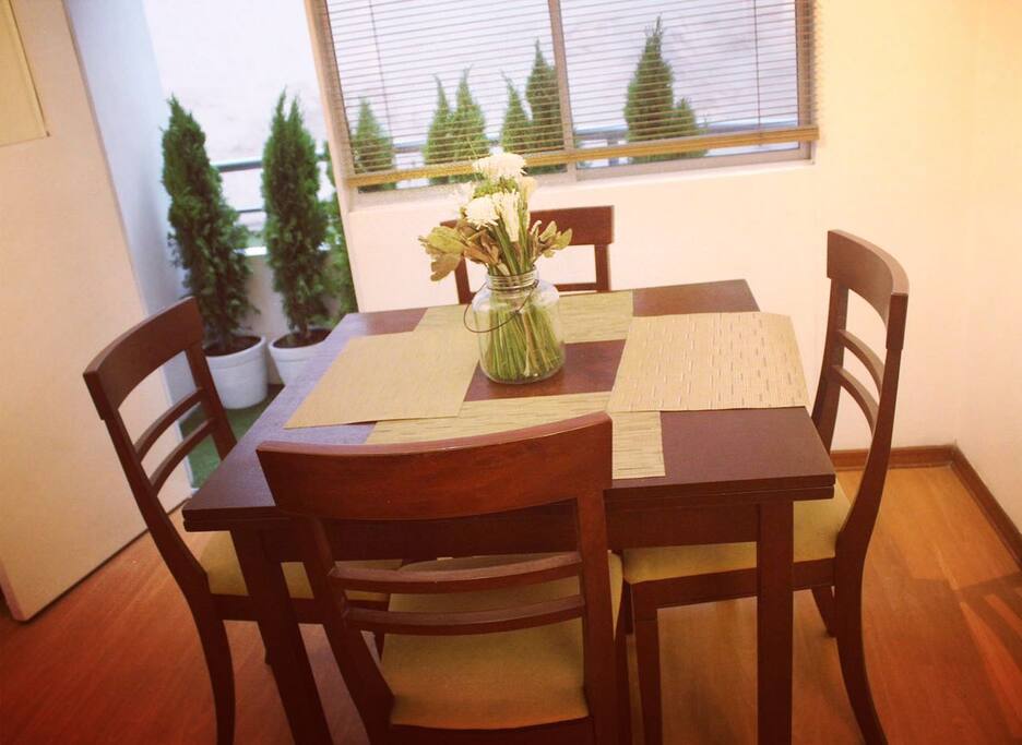 Comedor con acceso a balcón interior