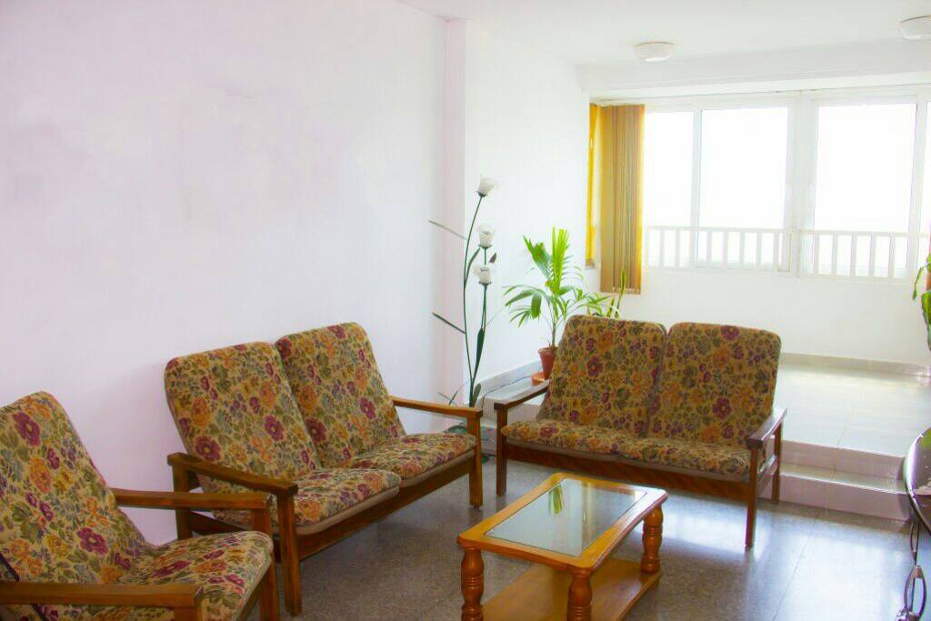 Sala del apartamento. Hay ventanas que permiten disfrutar de la brisa caribeña de La Habana.