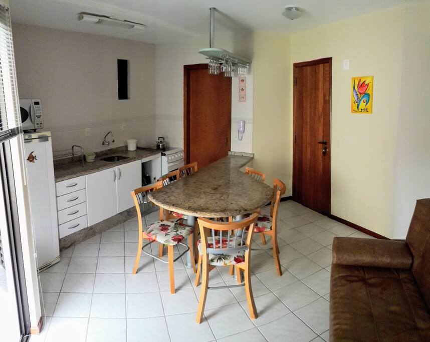 Cozinha completa com microondas