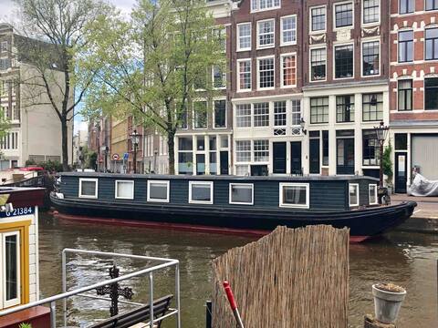 Top performing Airbnb: Unique cool Houseboat in Citycentre in Anjeliersbuurt Zuid