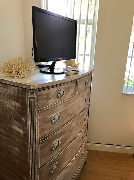 Cable, Wi-Fi and everthing you will need to relax or work