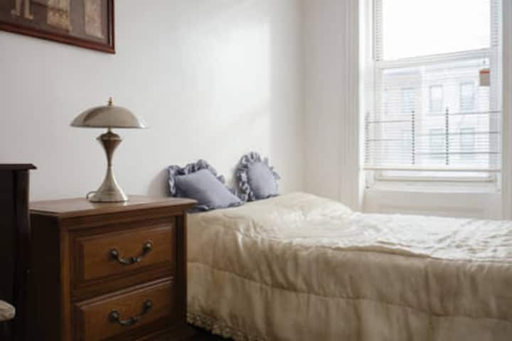 Помала спална соба свртена кон југ