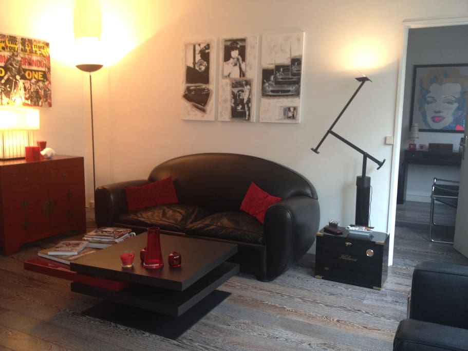 Coin détente: Un canapé club et deux fauteuils dans le salon