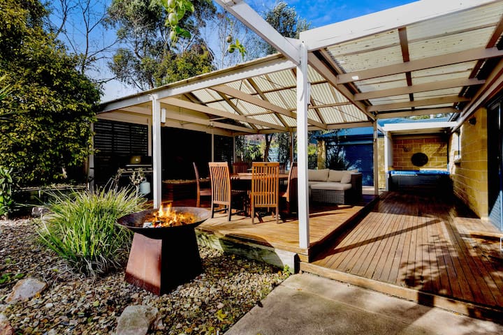 Wattlebird Retreat – River, Beach, Family @ Pets