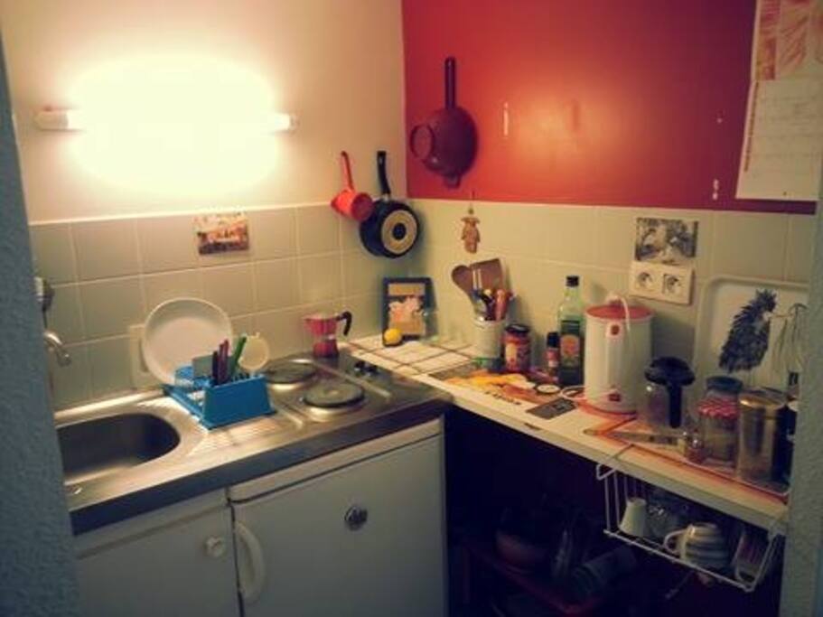 Une cuisine tout équipée.