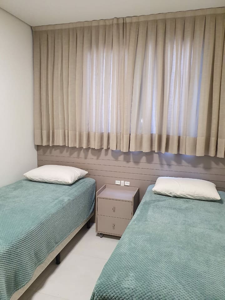 غرفة زيارة تضم سريرين فرديين