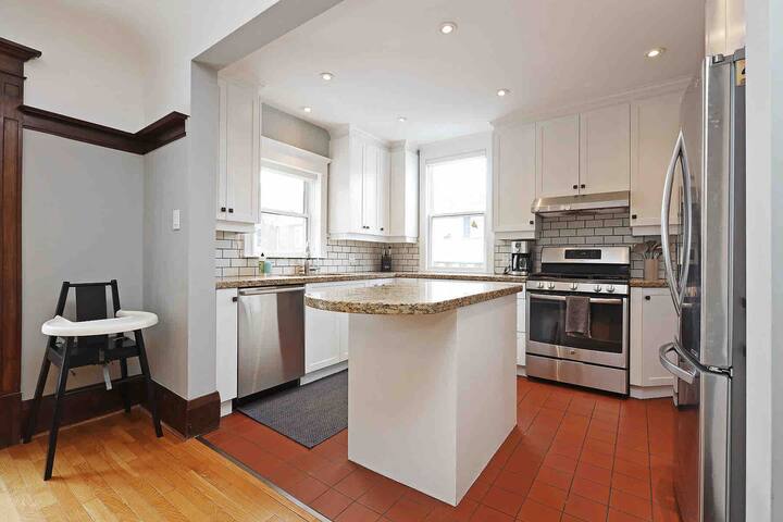 Classic 5 BDRM High Park Family Home/WFH/Pets OK gallery image 4