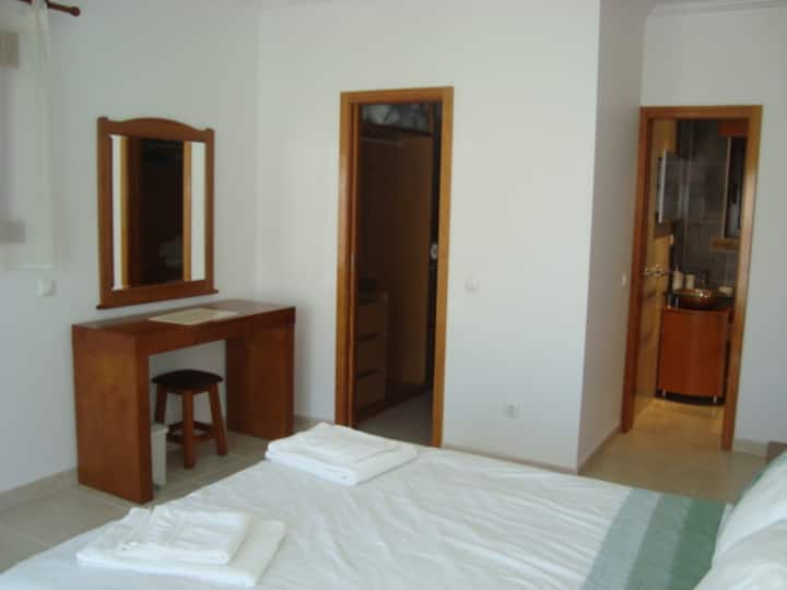 Double bedroom with ensuite and walk in wardrove