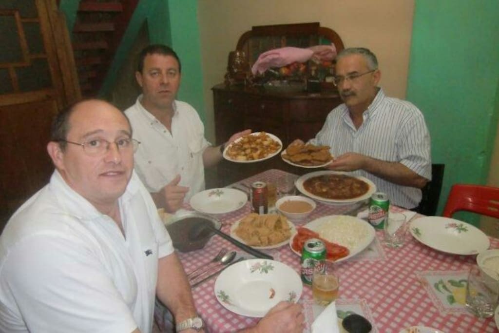 Comedor,huéspedes comiendo