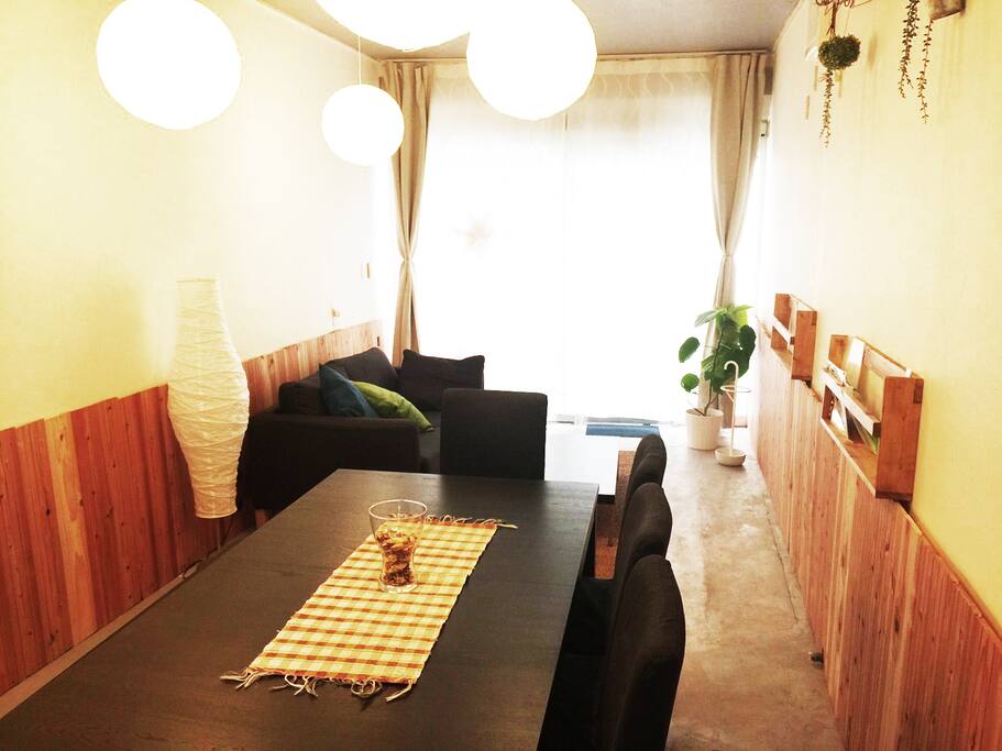 Living area comfortably fits group of 10~12 people.