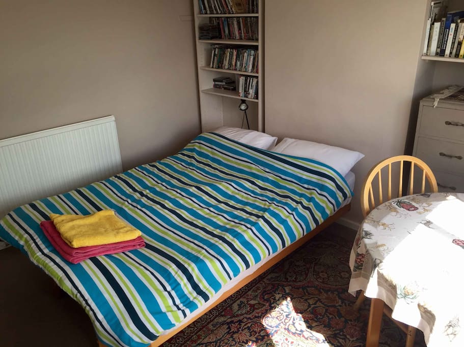 Double room with table and chair