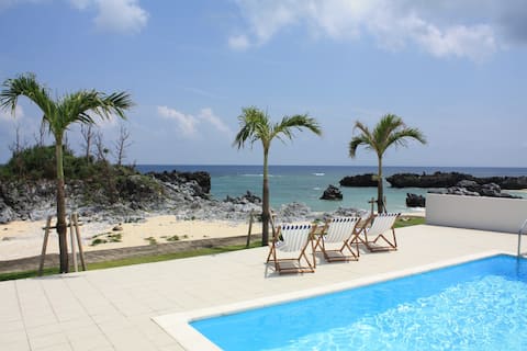 Yokojima havuzlu, plajlı, yıldızlı gökyüzü ile dolu, barbekü ve havai fişek gösterişli özel villa