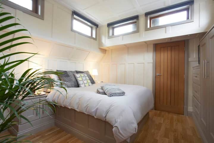 The Wharfe double bedroom, 1 of 3 bedrooms onboard, with access to the large bathroom. 