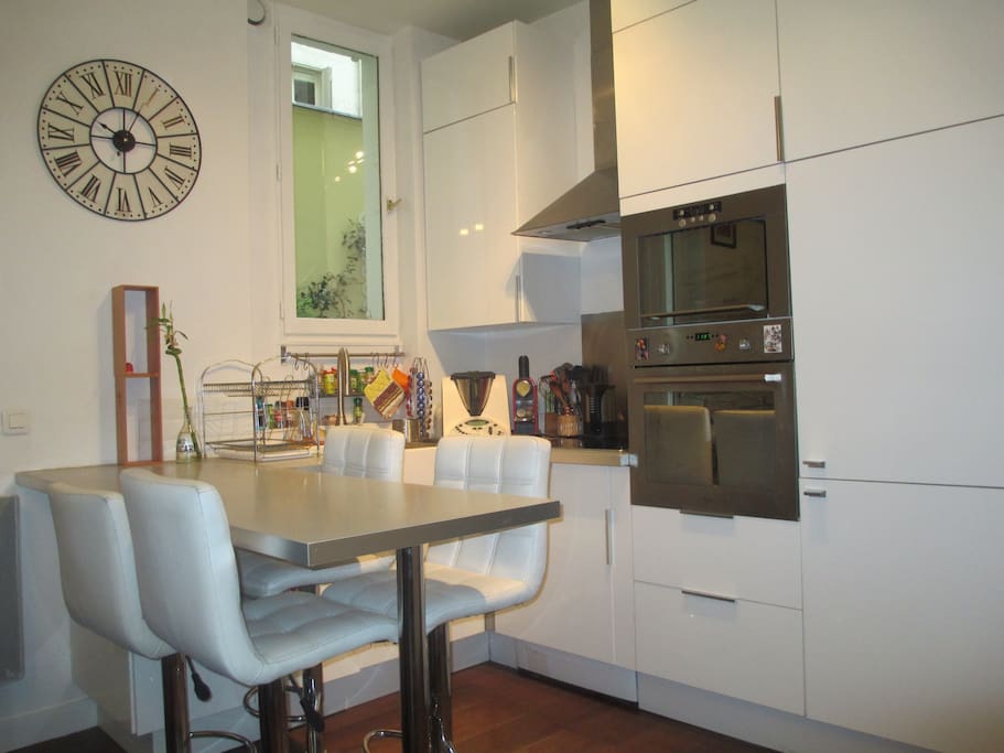 Cuisine ouverte sur salon, équipée / Kitchen opened to living room, fully-equipped