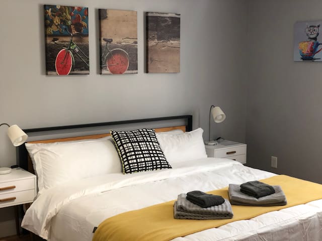 ☆Luxury & Spacious☆ - Short Walk From Downtown