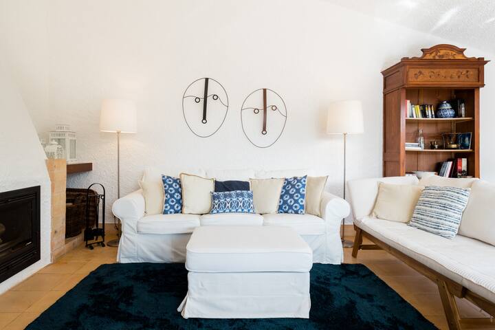 Cozy Mediterranean Beach House in Praia das Maçãs