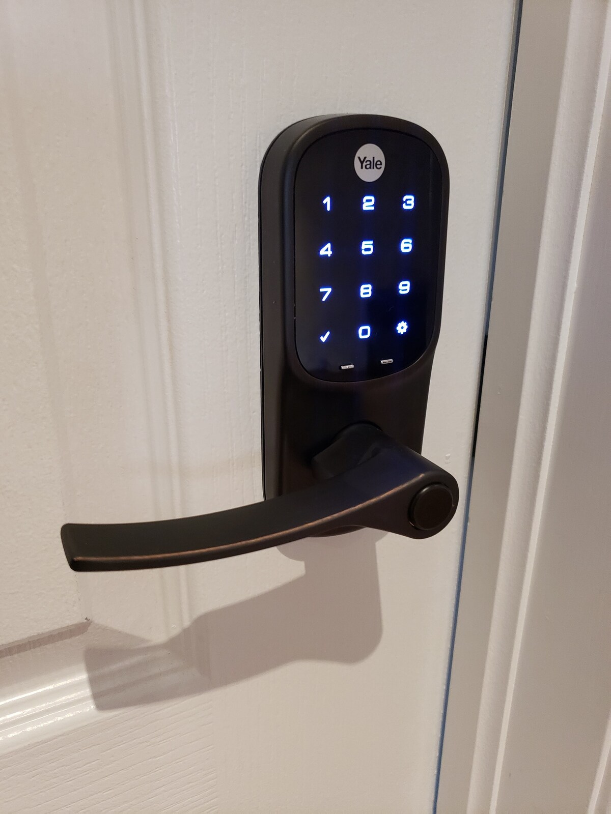 ЕКОСИСТЕМ ЗА ГНЕЗДО: спалните соби на Airbnb имаат однапред поставени кодови кои се подготвени пред престојот.  

Сѐ е темелно обезбедено во куќата на Буги Бич, така што никогаш нема да мора да се грижите за обезбедувањето на вашите работи!