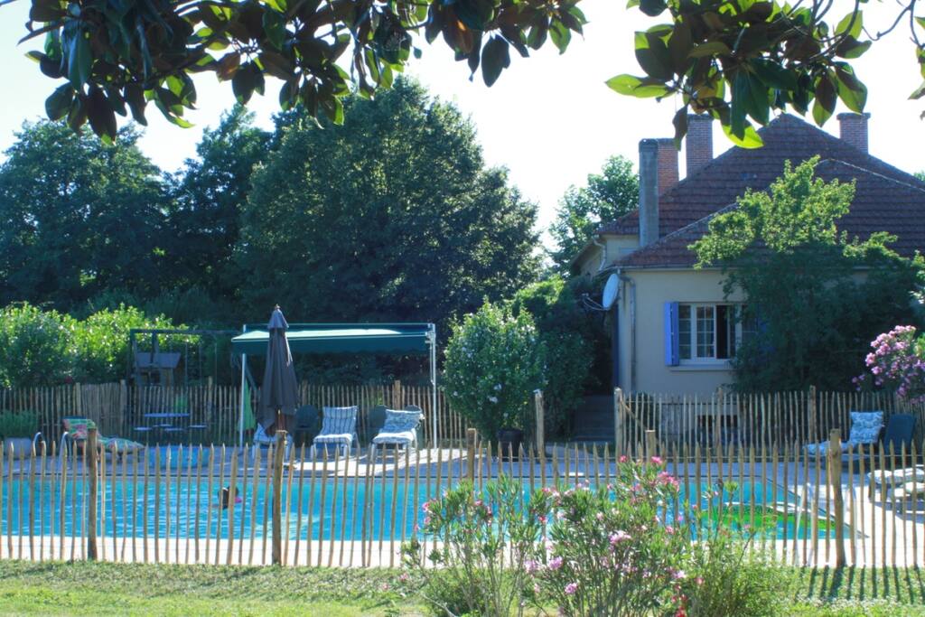 Vaste piscine sécurisée