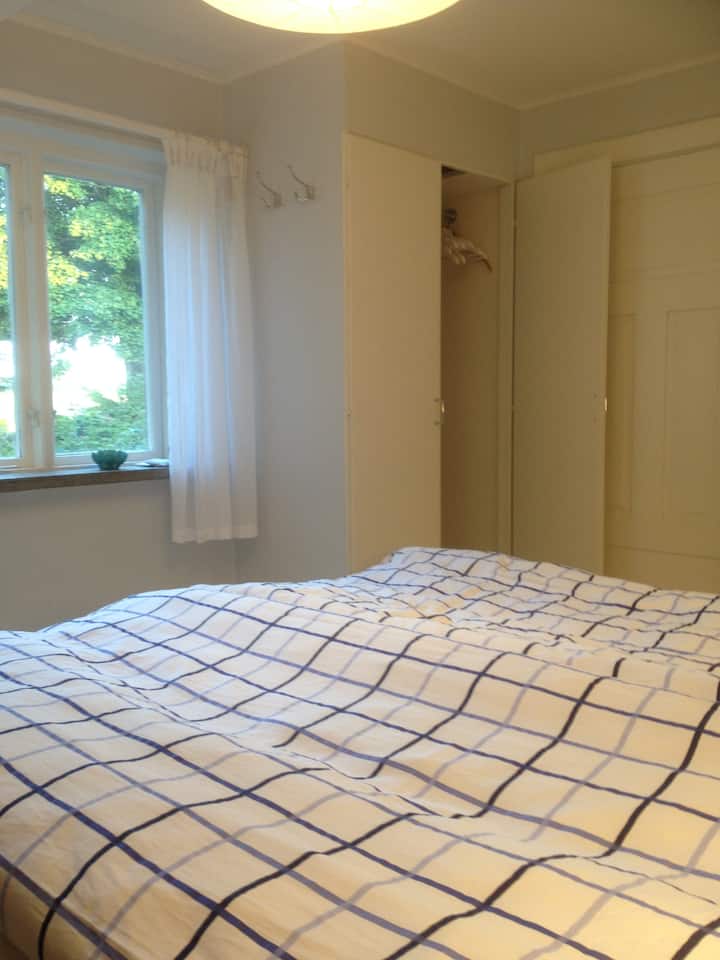 Dormitorio principal con armario.