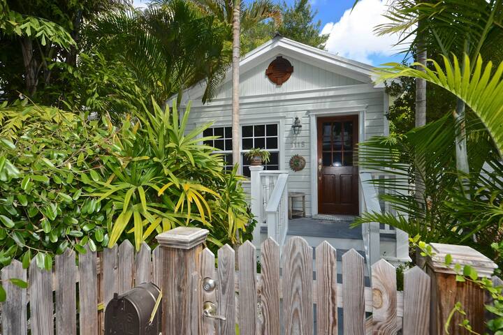 Cozy home tucked away in Old Town near shops, restaurants, and beaches!