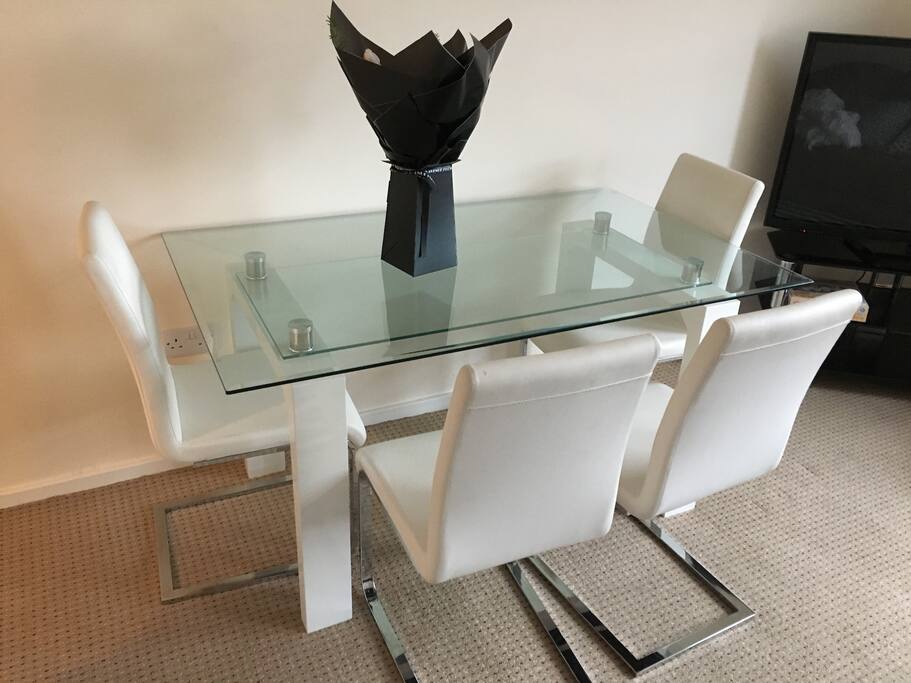 lounge 3 - Dining table
