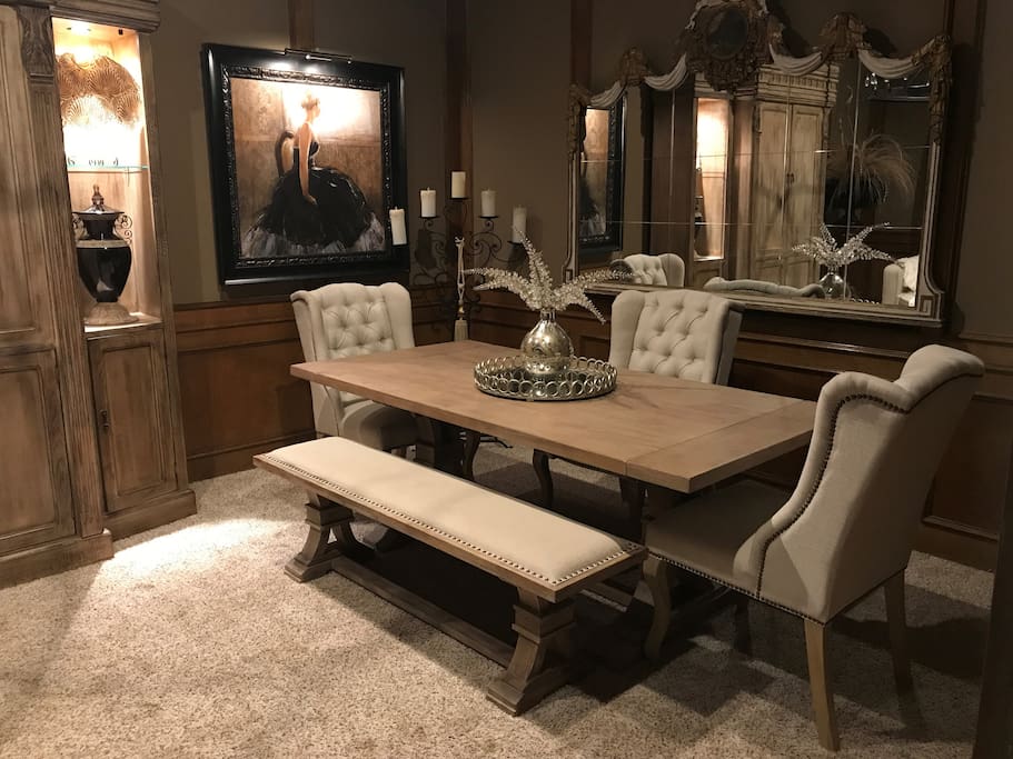Formal Living/Dining: Dining table seats 8. I have two leafs to extend if needed and extra chairs from Breakfast table to match.
*Private to Airbnb Guest.