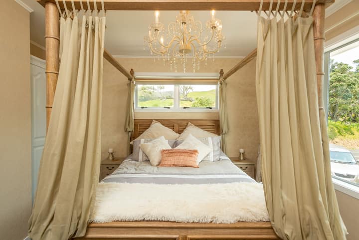 Stunning upstairs Master with Queen 4-poster bed & ceiling chandelier 