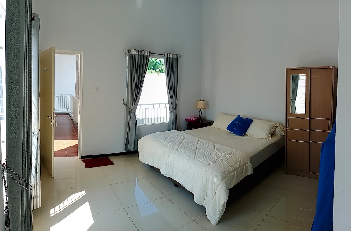 Основна стая 6 (кралски размер) + самостоятелна баня