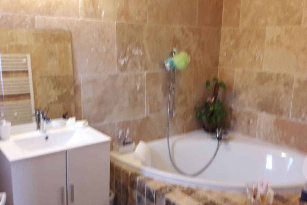 grand salle de bain avec baignoire duo pour moments complices