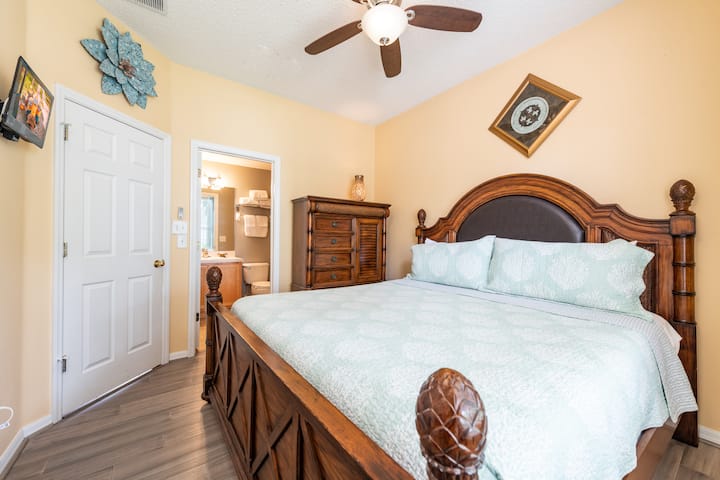 第二间主卧套房，配备加大双人床和独立卫生间