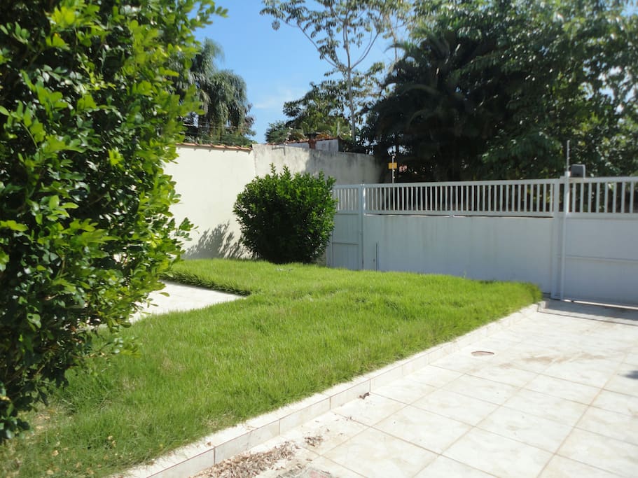 Garagem e jardim