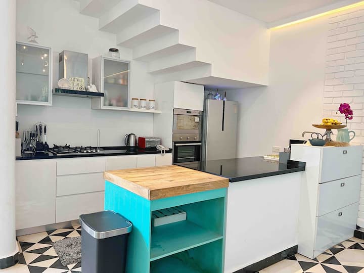 Full kitchen image 1
