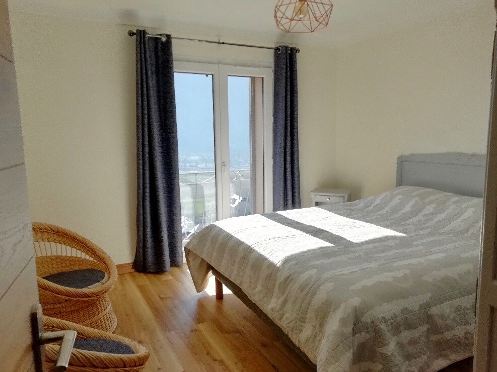 غرفة كبيرة بسرير 160 وخزانة ملابس مثبتة وإطلالة جبلية مع شرفة