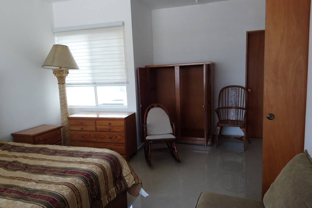Ropería, cajoneras, acceso al baño privado