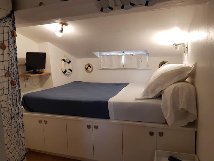 Coin lit style cabine de bateau (matelas 140 sur 185)
