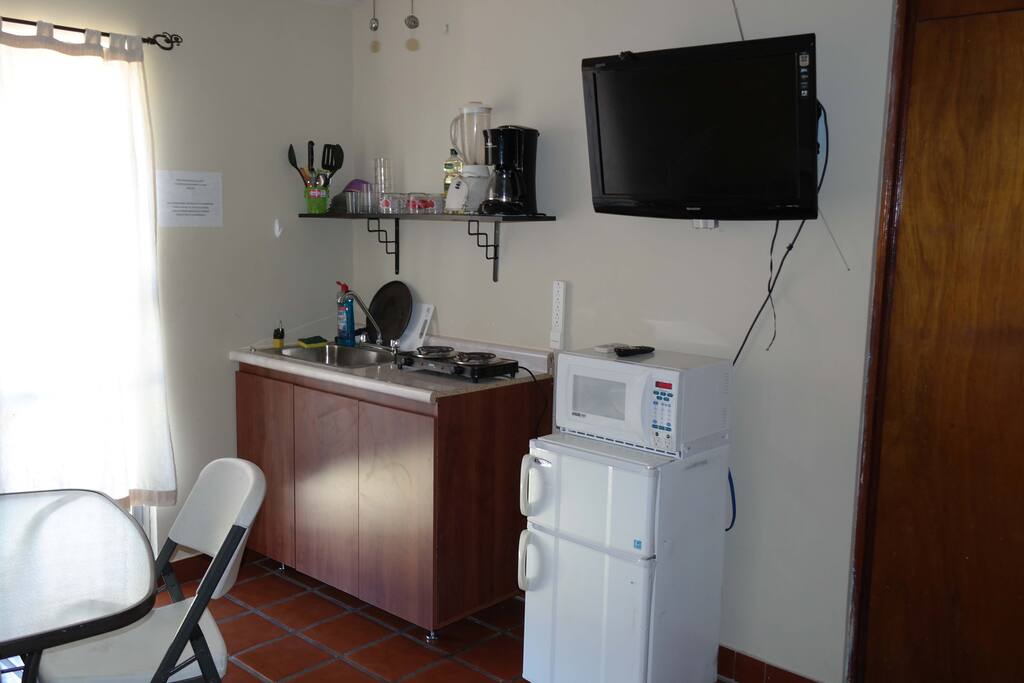 Recibidor con cocineta, sala y comedor, cuenta con abanico, aire acondicionado, television, acceso a internet, horno de microondas, refrigerador, parrilla electrica, licuadora, cafetera y utensilios de cocina.