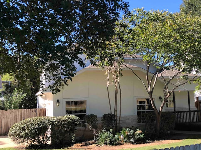Lake Austin Escape! gallery image 3