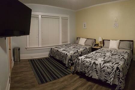 PINEAPPLE ROOM:Private bathroom&Walkable to Falls!