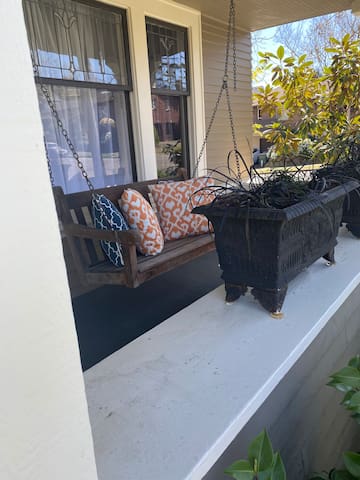 Queen Anne entire home Urban oasis-walkable, safe gallery image 3