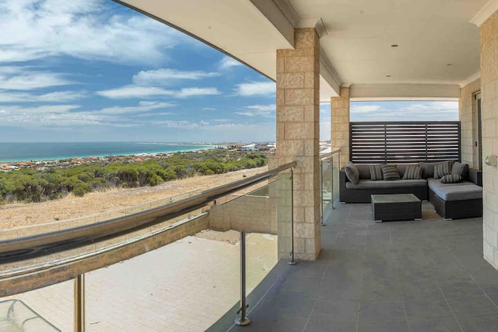 Large 2 storey home with 180 degree ocean views gallery image 2